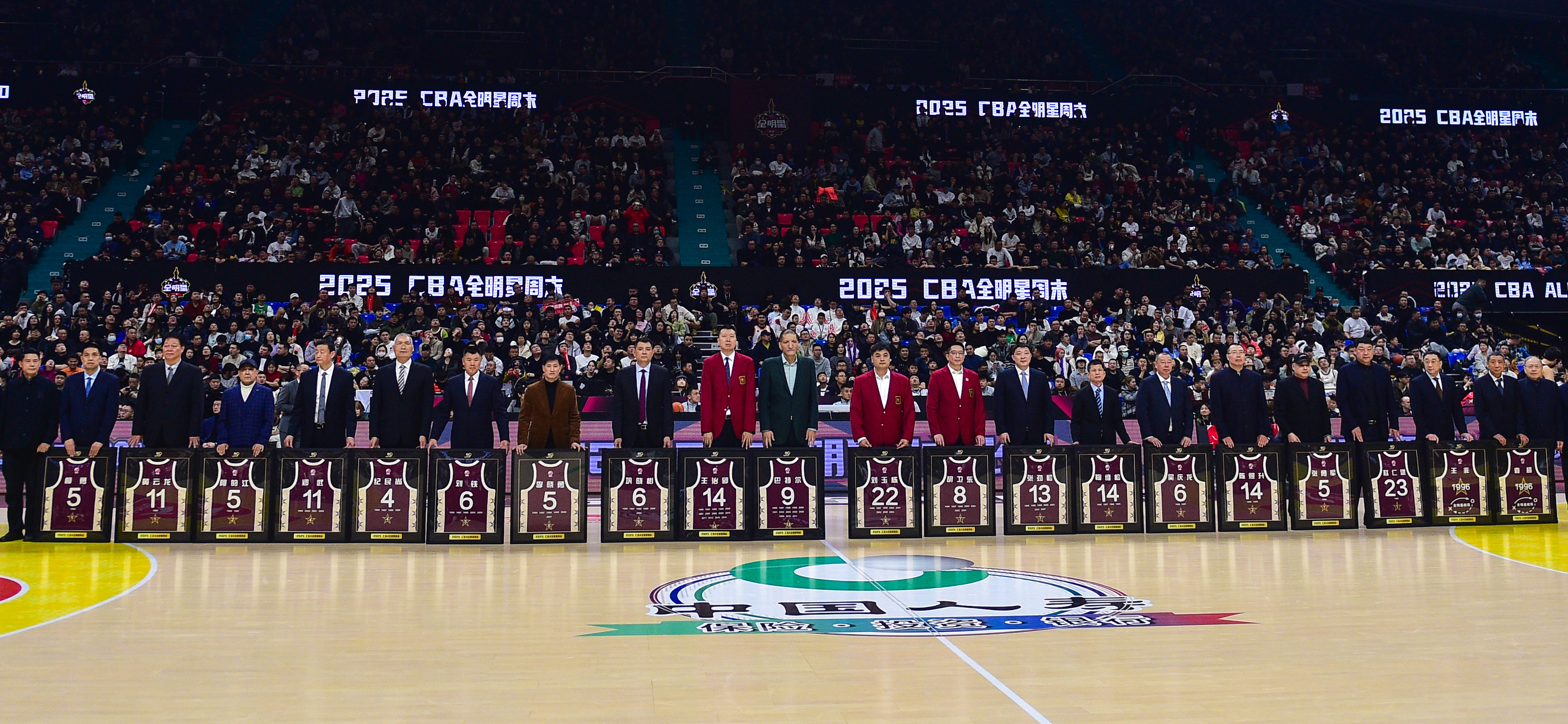 关于全明星阵容齐聚,篮球比赛壮观场面震撼人心的信息 关于全明星阵容齐聚,篮球比赛壮观场面震撼人心的信息