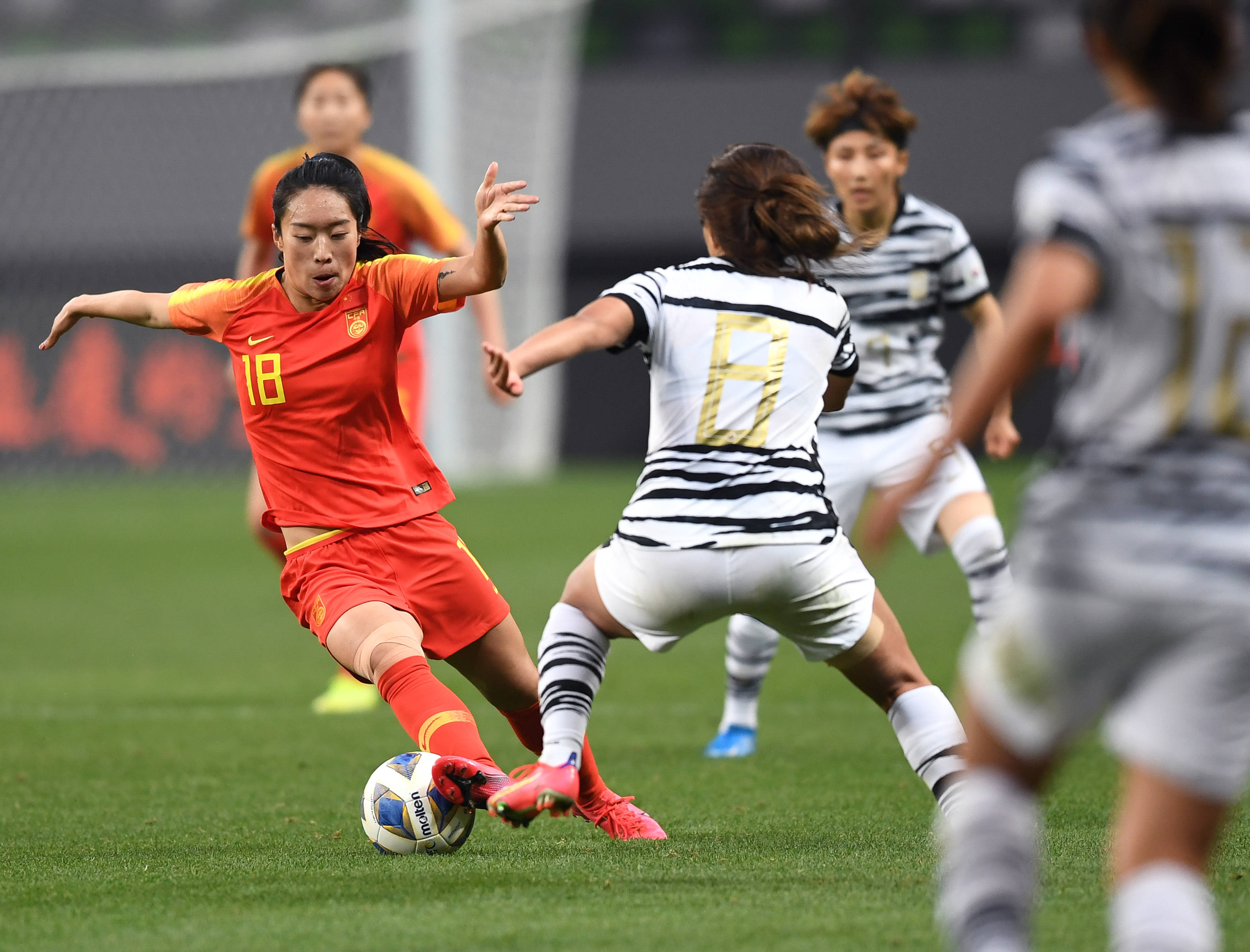 包含女子足球比赛备受观众瞩目,赛场精彩纷呈的词条 包含女子足球比赛备受观众瞩目,赛场精彩纷呈的词条