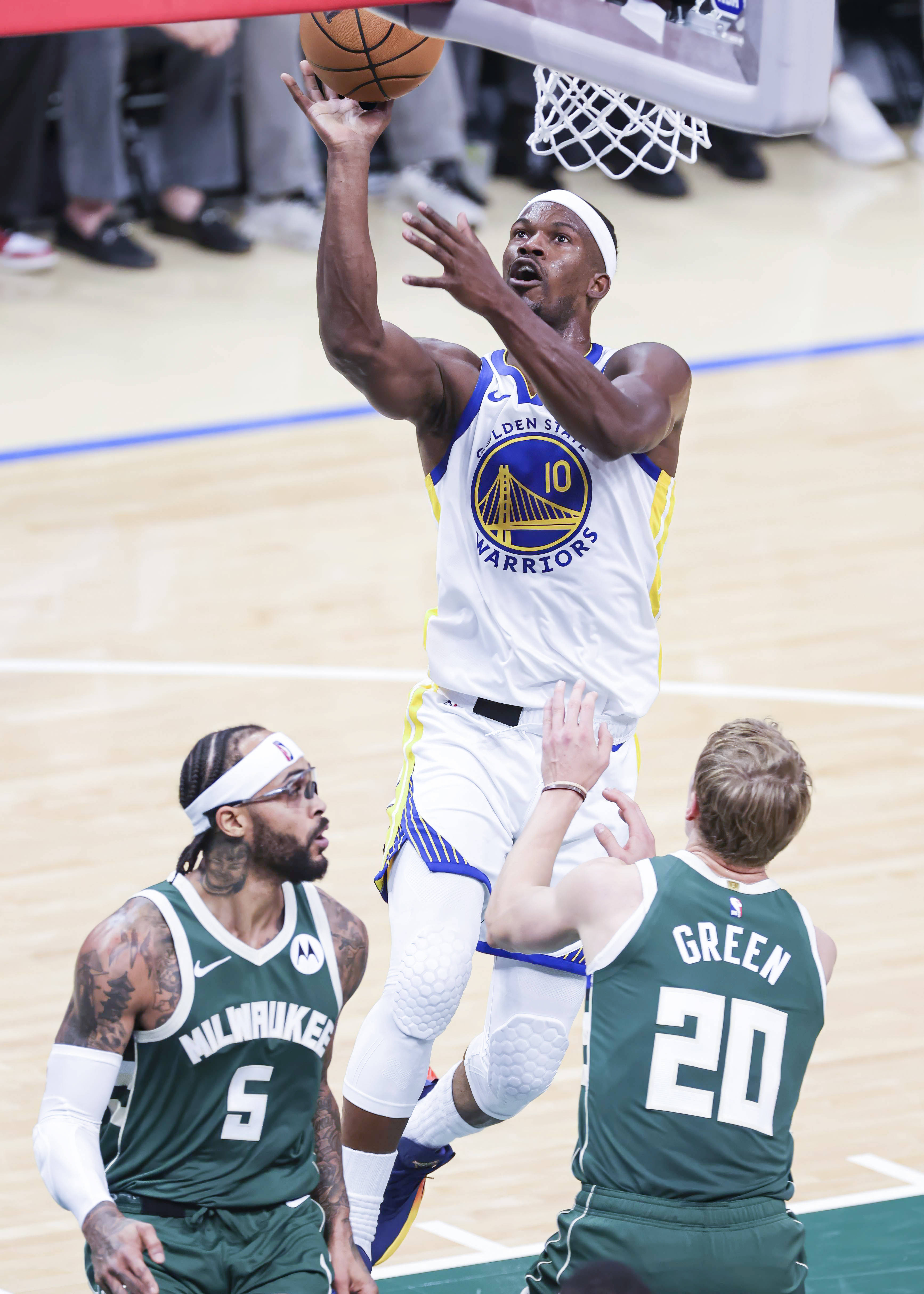 骑士鏖战雄鹿,布克点燃赛场 骑士鏖战雄鹿,布克点燃赛场