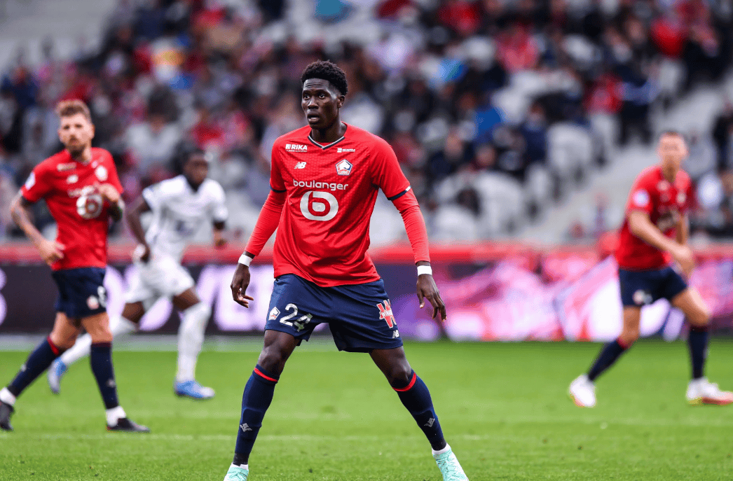 足球场上的风暴：球队展现实力冲刺榜首