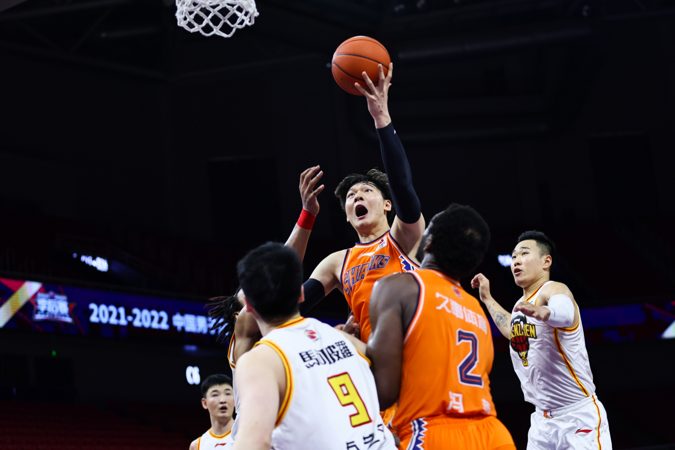 浙江队翻盘青岛队,王哲林带队取胜 浙江队翻盘青岛队,王哲林带队取胜