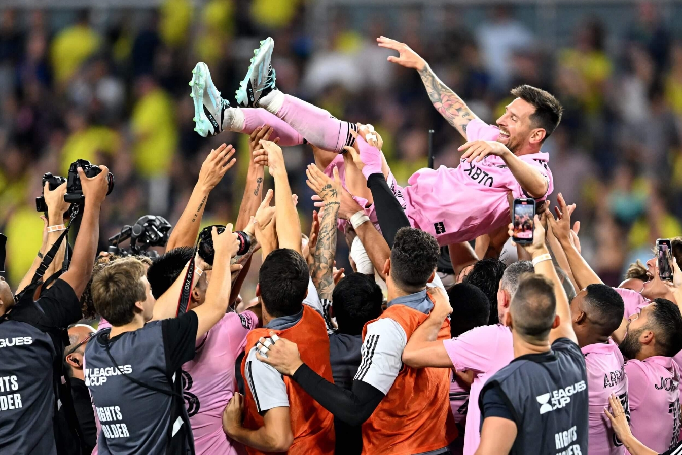 AC米兰险胜里昂，梅西状态火热