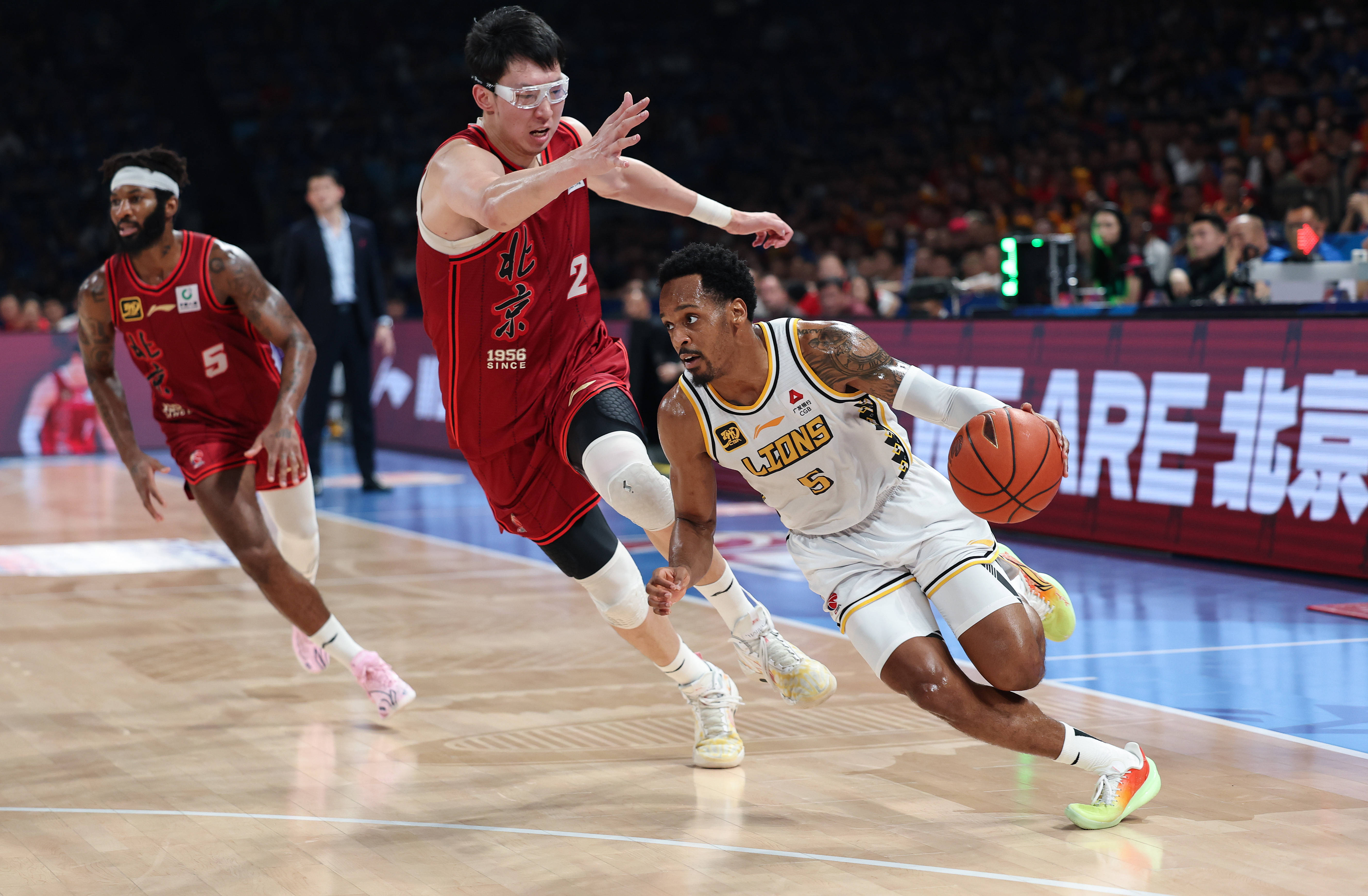 上海队完胜深圳队，周琦高光表现